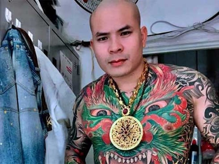 Quang "Rambo" được cho là một "đại ca" trong giới giang hồ với số đàn em khủng, chuyên hoạt động bảo kê, cho các quán bar, karaoke, nhà hàng và cho vay nặng lãi.