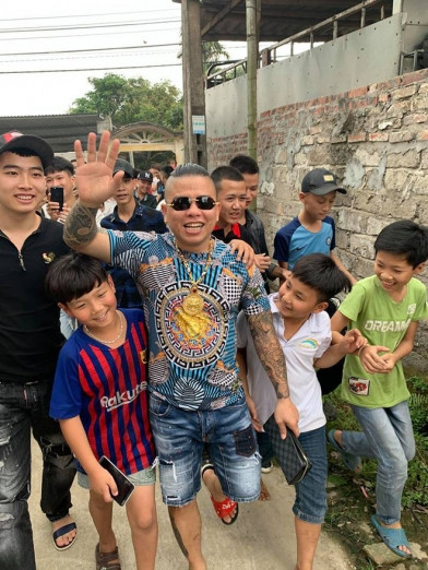 Cũng giống như những người anh em của mình, Dương Minh Tuyền sở hữu một lượng fan lớn, đa số là học sinh cấp 1, cấp 2.