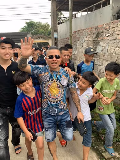 Cũng giống như những người anh em của mình, Dương Minh Tuyền sở hữu một lượng fan lớn, đa số là học sinh cấp 1, cấp 2.