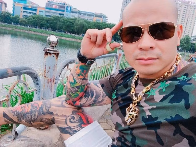 Quang "Rambo" có ngoại hình to lớn với những hình xăm phức tạp từ cổ tới chân khiến ai nhìn cũng khiếp vía.