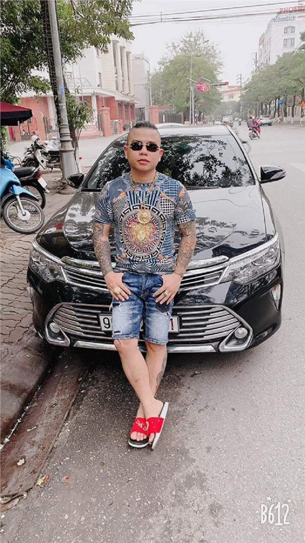 Dương Minh Tuyền từng được mệnh danh là "thánh chửi" vì thường xuyên livestream, đăng clip chửi bới trên mạng xã hội. Anh cũng qua lại khá thân thiết với cả Khá Bảnh và Huấn Hoa Hồng.