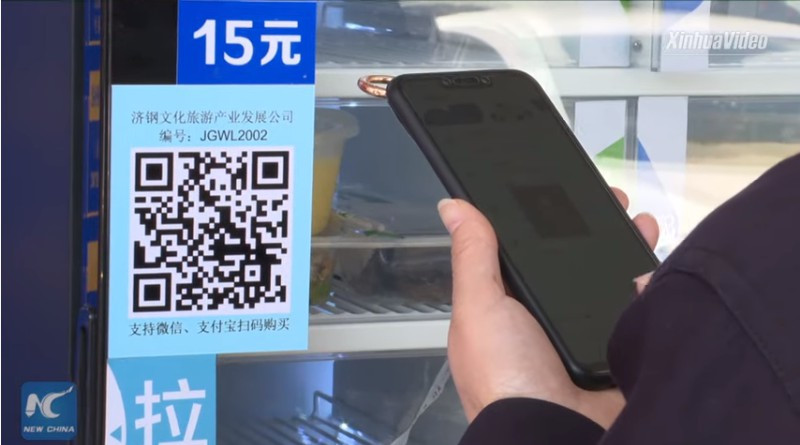 Thanh toán tiền mặt được thay thế bởi thanh toán trực tuyến, mã QR. (Ảnh: Tân Hoa Xã)