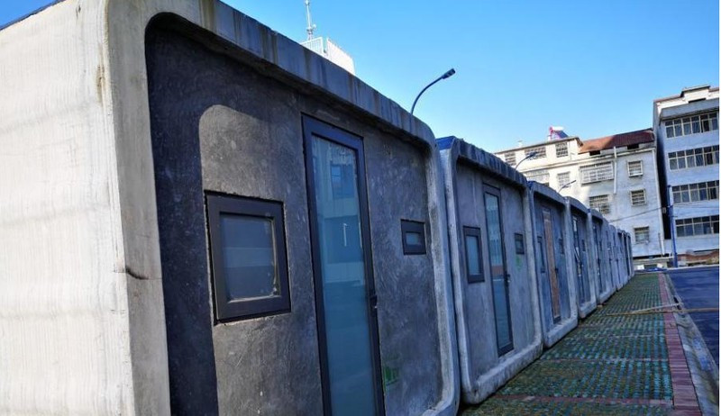 Công nghệ in 3D được tận dụng để tạo ra các sản phẩm cung cấp cho tâm dịch như kính bảo hộ y tế, phòng cách ly. (Ảnh: China Daily)