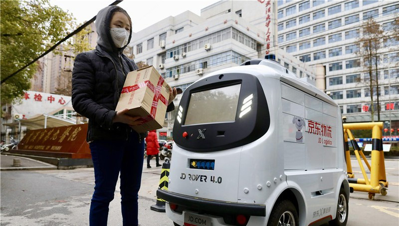 Tạm biệt những shipper chuyên giao hàng, giờ đây, khách hàng Trung Quốc thích thú với những con robot giao hàng chuyên biệt. (Ảnh: China Daily)