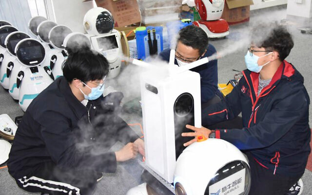 Robot làm công việc khử trùng tại vùng dịch thay thế cho con người. (Ảnh: Tân Hoa Xã)