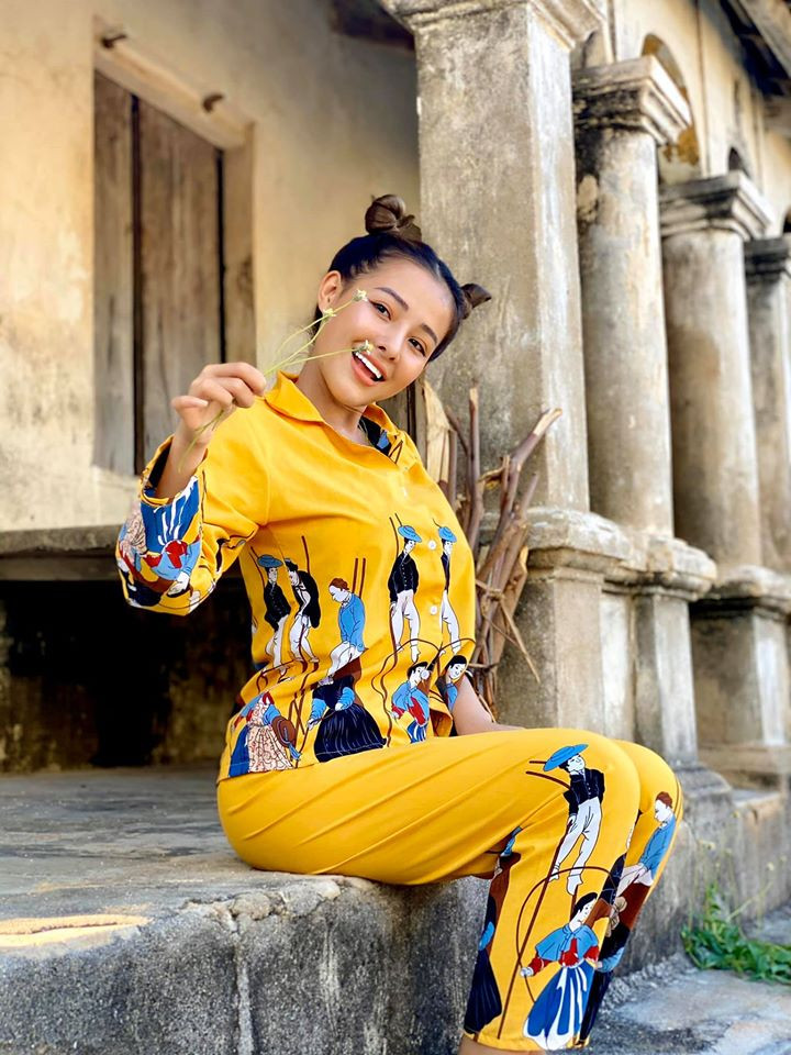 Thời gian gần đây, Ngân 98 liên tục lên mạng xã hội "cà khịa" các hot girl đàn chị lẫn đàn em. Cách đây không lâu, cô nàng có phát ngôn khiến ai nấy đều sốc: "Ngân mà chịu làm gái thì bây giờ Ngân giàu như chị Ngọc Trinh, có khi còn hơn luôn ấy".