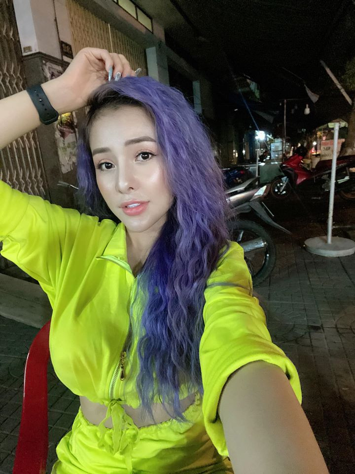 Trước đó, Ngân 98 từng khẳng định không hề có ý nói Ngọc Trinh làm gái cũng như "nữ hoàng nội y" là thần tượng của cô.