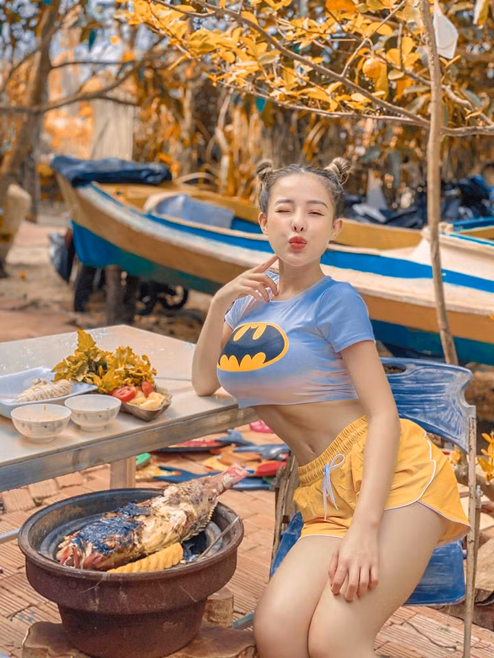 Cô nàng nổi lên nhờ những tấm hình khoe thân phản cảm cùng với hot girl Mon 2K. Thế nhưng, hiện tại cả hai đã dừng chơi với nhau.