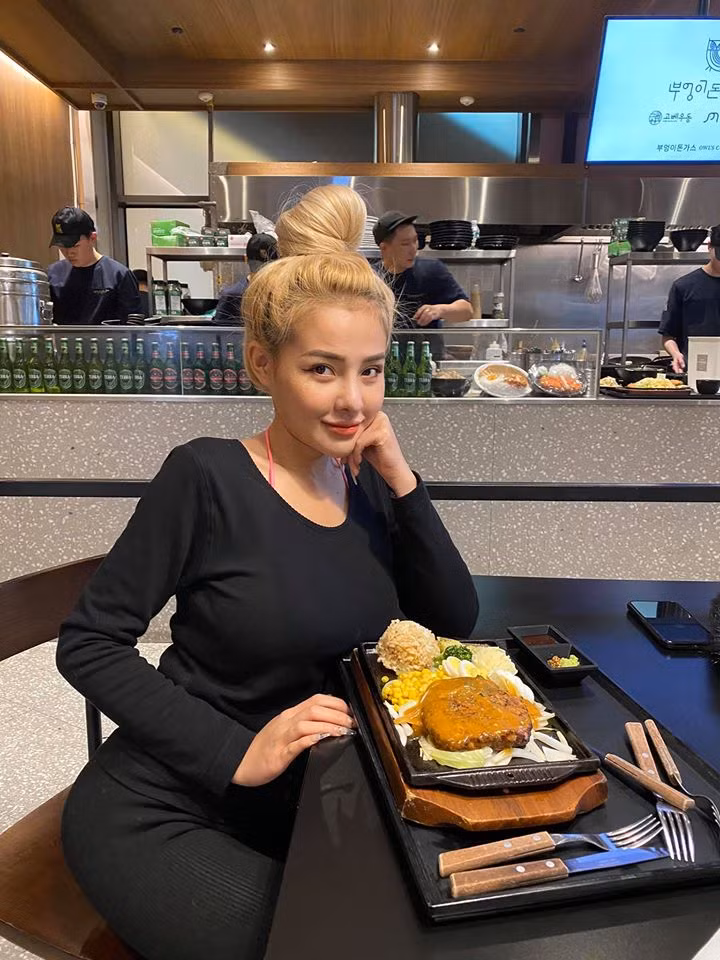 Ngân 98, tên thật là Võ Thị Ngọc Ngân, sinh năm 1998 tại Bình Định. Với những phát ngôn gây sốc, scandal liên miên, cô được gắn với biệt danh "hot girl thị phi".