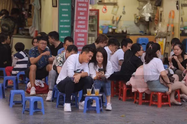 Mặc dù có những hành động "tình tứ" như tựa vai, nhìn đắm đuối nhưng cả cầu thủ Tiến Linh và diễn viên Huỳnh Hồng Loan đều phủ nhận chuyện hẹn hò, cho biết cả mới mới chỉ đang trong gia đoạn tìm hiểu nhau.