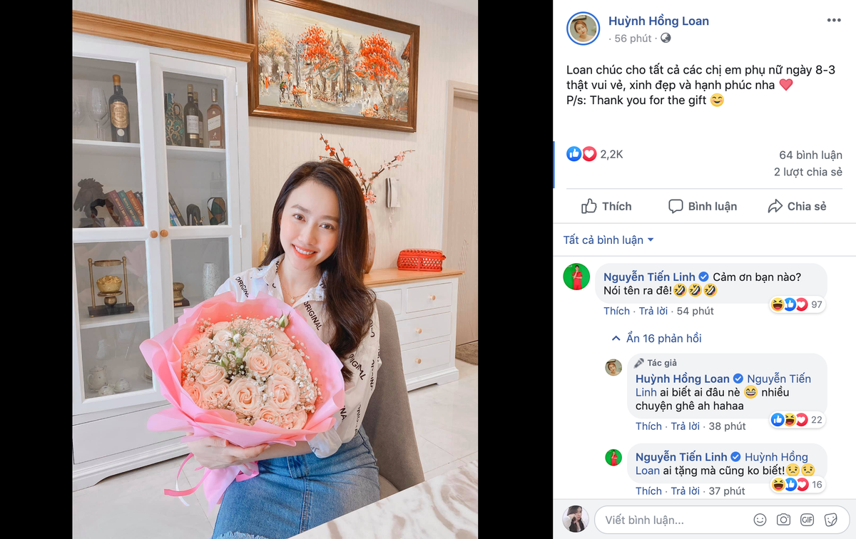Trên trang Facebook cá nhân của mình, Hồng Loan chia sẻ khoảnh khắc được tặng hoa nhân ngày quốc tế phụ nữ 8/3. Ngay lập tức, tiền đạo của Becamex Bình Dương đã có mặt yêu cầu nhắc rõ tên người tặng.