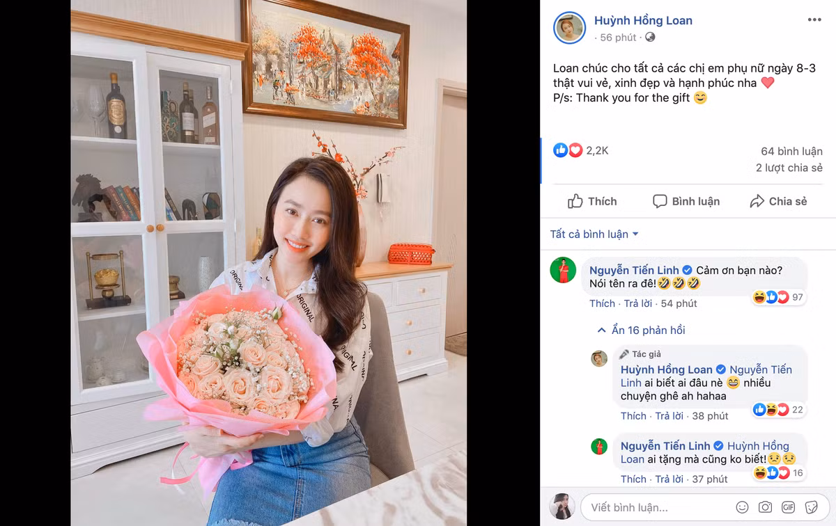 Trên trang Facebook cá nhân của mình, Hồng Loan chia sẻ khoảnh khắc được tặng hoa nhân ngày quốc tế phụ nữ 8/3. Ngay lập tức, tiền đạo của Becamex Bình Dương đã có mặt yêu cầu nhắc rõ tên người tặng.
