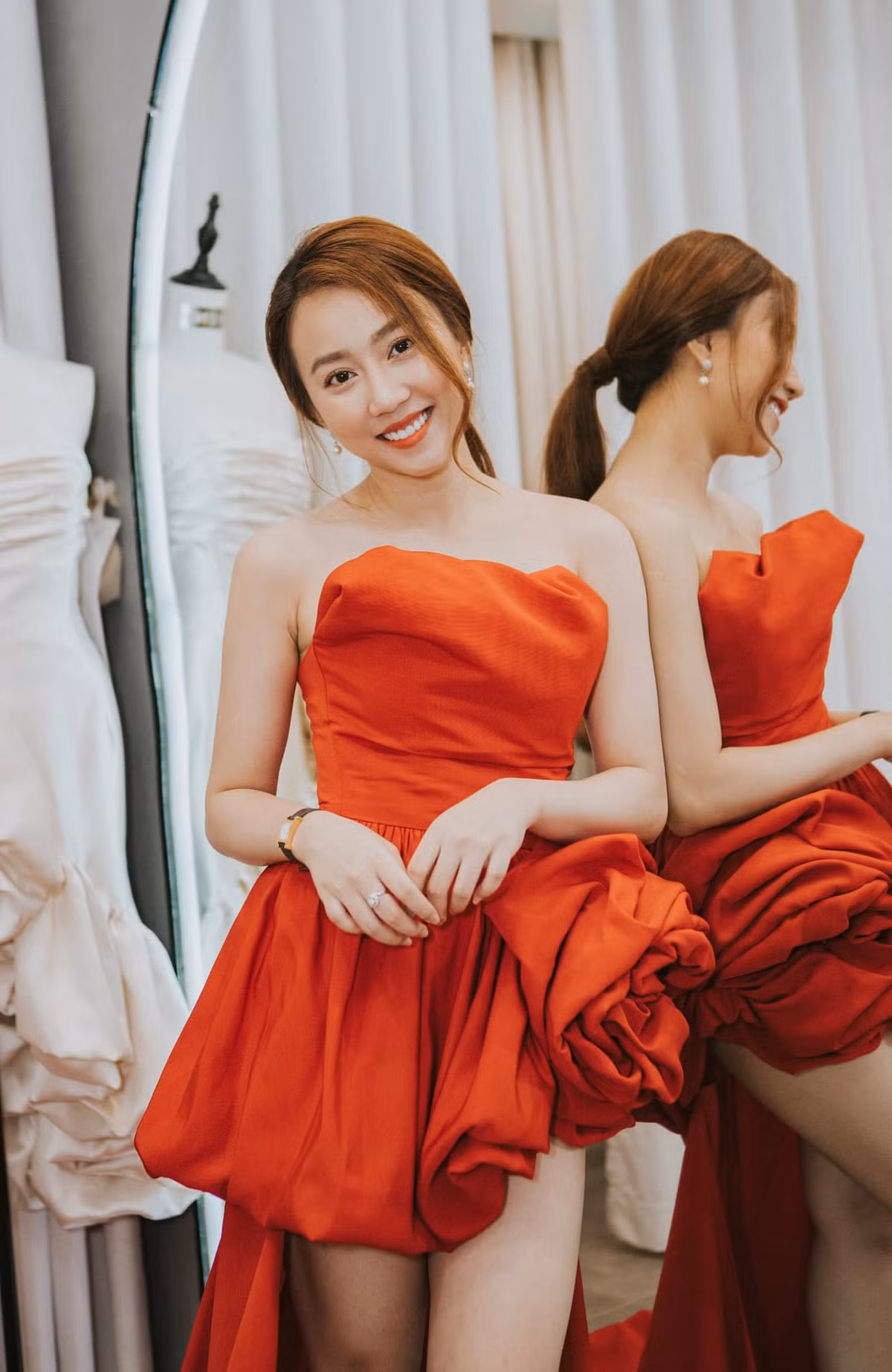 Hồng Loan cũng chia sẻ thêm, ở Tiến Linh có những yếu tố giống so với mẫu bạn trai trong mơ của mình như trưởng thành, cầu tiến và biết chăm sóc mọi người xung quanh. "Giờ chỉ là bạn bè thôi nhưng nhiều khi Tiến Linh chăm tôi như em gái vậy. Là người yêu của Linh thì sẽ hạnh phúc. Cậu ấy chân thành, có sao nói vậy." - Huỳnh Hồng Loan hào hứng.