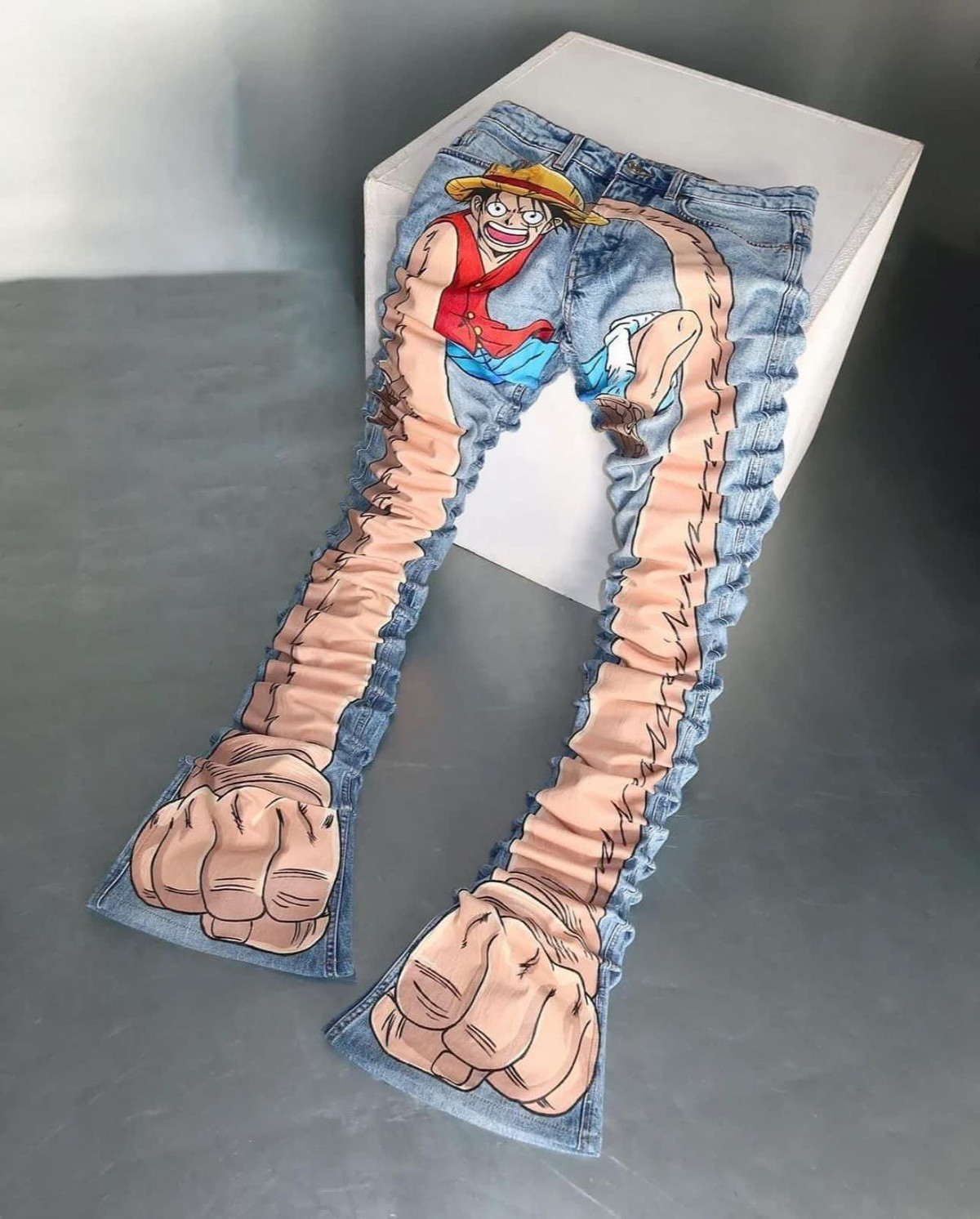 Một fanpage trên facebook đã chia sẻ hình ảnh chiếc quần này và thu hút rất nhiều lượt tương tác