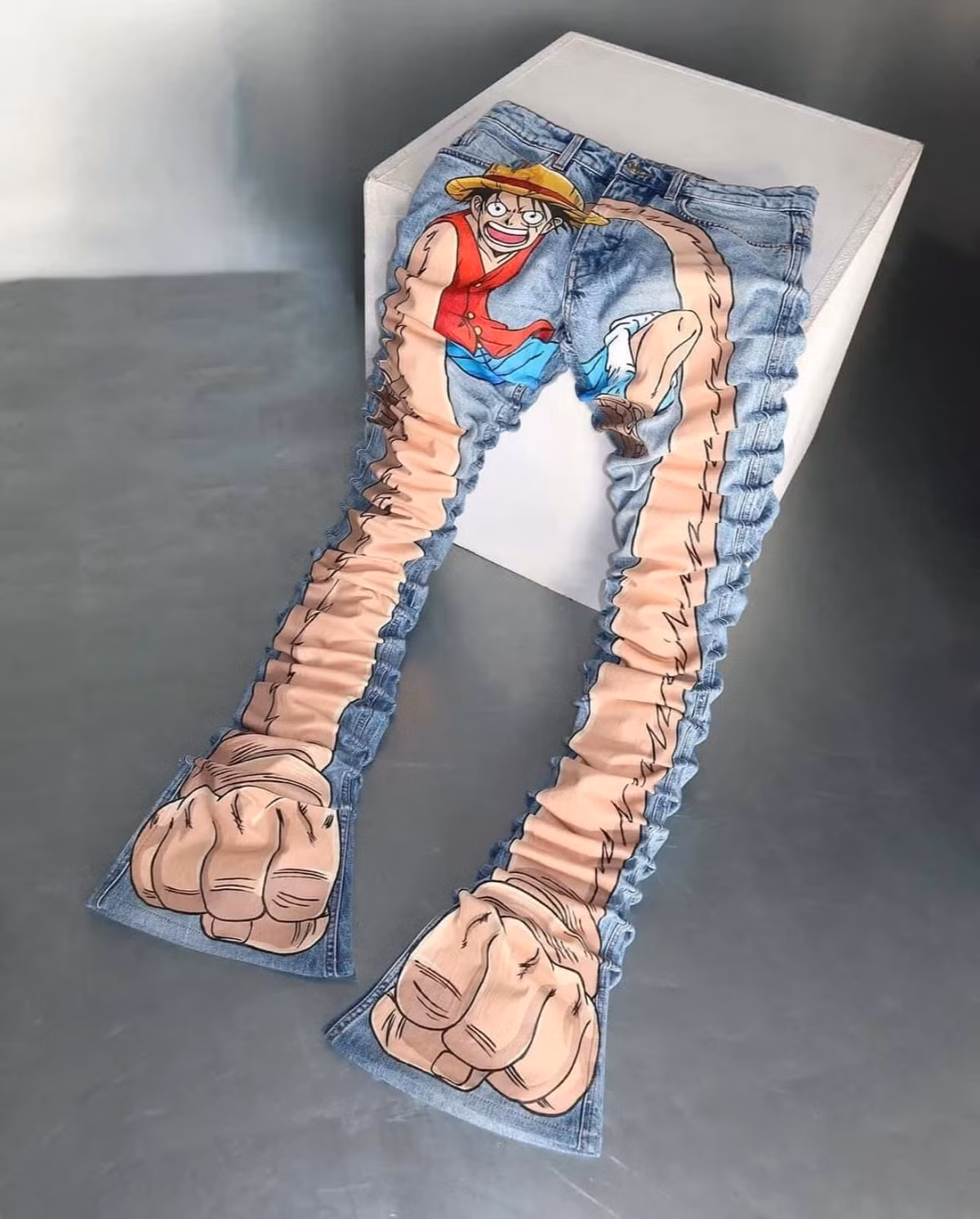 Một fanpage trên facebook đã chia sẻ hình ảnh chiếc quần này và thu hút rất nhiều lượt tương tác