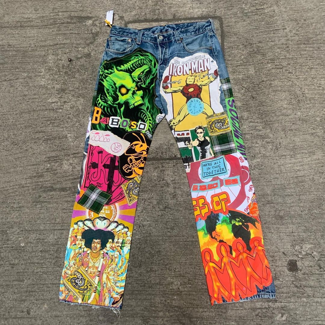 Chiếc quần với gam màu sặc sỡ