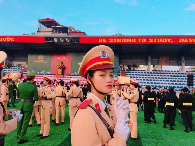 Cô hiện là sinh viên năm 2 ngành Luật Tố tụng hình sự và đang giữ chức Phó Bí thư Chi đoàn và Ủy viên Ban Chấp hành Liên chi khóa. Bên cạnh đó, Minh Thùy còn là thành viên đội văn nghệ và tích cực tham gia các hoạt động thể dục thể thao của trường.- Nguồn ảnh: FBNV