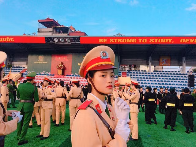 Cô hiện là sinh viên năm 2 ngành Luật Tố tụng hình sự và đang giữ chức Phó Bí thư Chi đoàn và Ủy viên Ban Chấp hành Liên chi khóa. Bên cạnh đó, Minh Thùy còn là thành viên đội văn nghệ và tích cực tham gia các hoạt động thể dục thể thao của trường.- Nguồn ảnh: FBNV