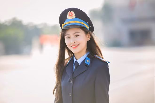 Đồng Hoàng Anh (sinh năm 1998) hiện là sinh viên năm 3 chuyên ngành Tư pháp Hình sự, Học viện Cảnh sát nhân dân.