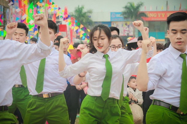 Đậu Minh Thùy là nữ sinh Học viện Cảnh sát đã gây được sự chú ý khi tham gia màn giao lưu nhảy dân vũ trong hội trại kỷ niệm 70 năm Chủ tịch Hồ Chí Minh ra lời kêu gọi thi đua ái quốc tại huyện Tân Yên (Bắc Giang).