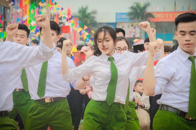 Đậu Minh Thùy là nữ sinh Học viện Cảnh sát đã gây được sự chú ý khi tham gia màn giao lưu nhảy dân vũ trong hội trại kỷ niệm 70 năm Chủ tịch Hồ Chí Minh ra lời kêu gọi thi đua ái quốc tại huyện Tân Yên (Bắc Giang).