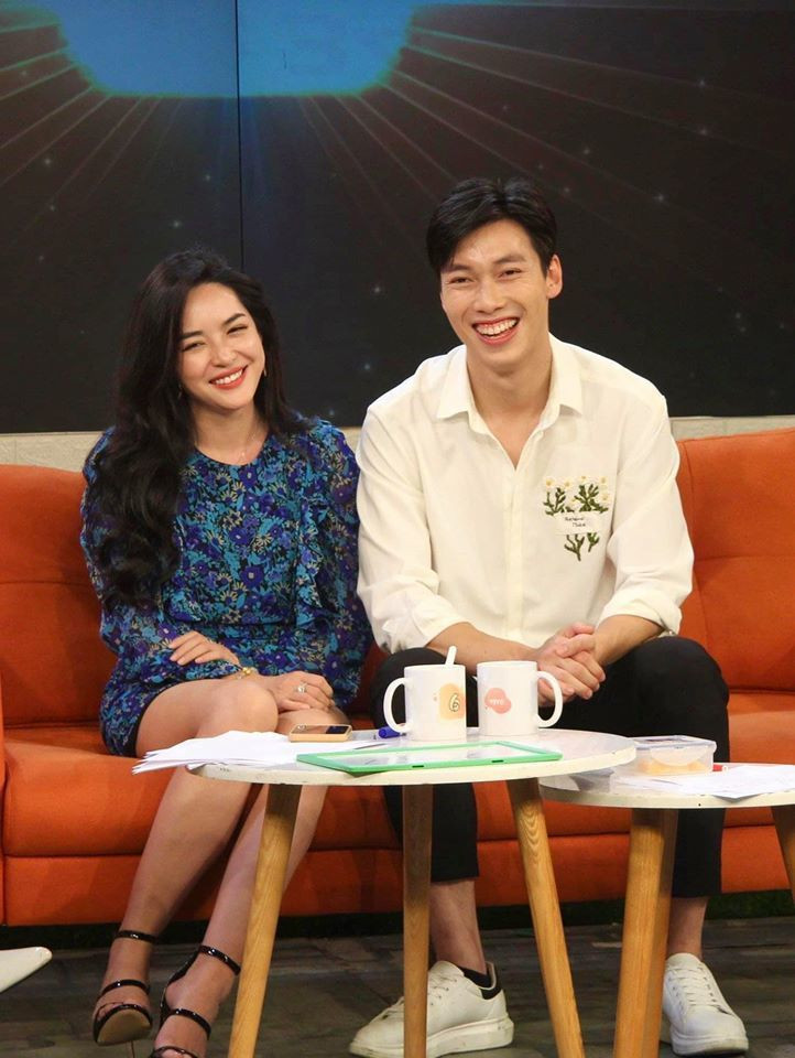 Người đẹp sinh năm 1992 trước đó đã có dịp vào Sài Gòn để hội ngộ bạn trai. Bên cạnh việc gặp gỡ bạn bè, cặp đôi còn cùng nhau thực hiện một bộ hình dưới mưa vô cùng lãng mạn. Độ đẹp đôi của Alan và Thanh Quỳnh nhận được nhiều lời khen ngợi, ngưỡng mộ từ cộng đồng mạng. Ai nấy cũng đều hy vọng cả hai có thể bước vào một mối quan hệ tốt đẹp.