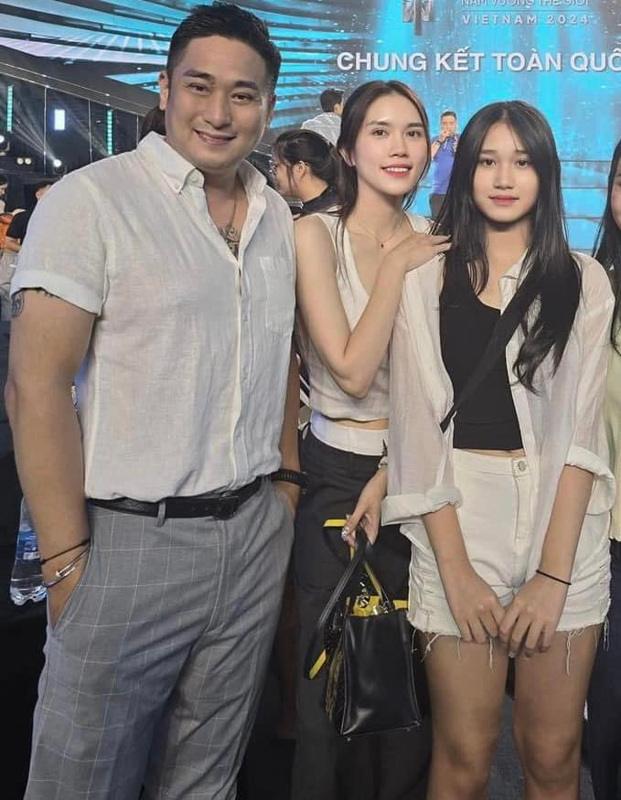 Cô bé sở hữu vẻ đẹp thanh tú. Minh Thùy không cầu kì trang điểm hay ăn diện mà diện những thiết kế phù hợp với lứa tuổi.