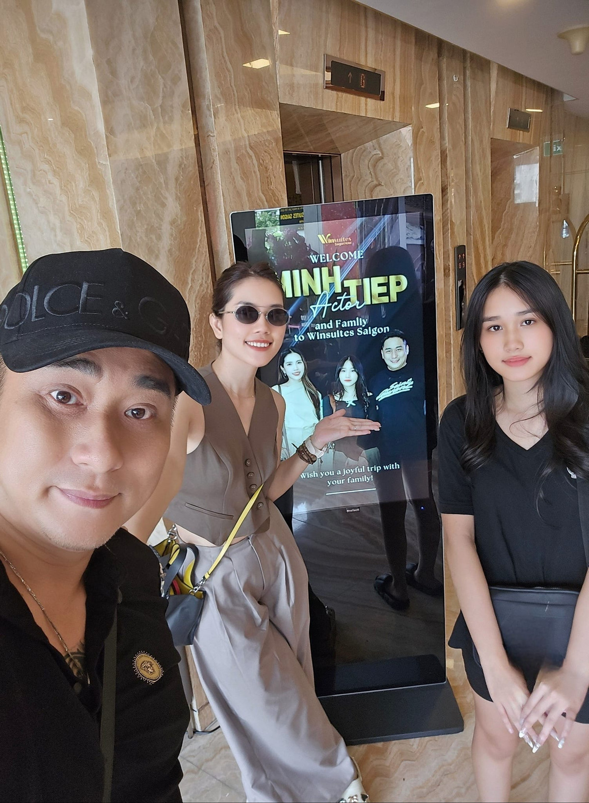 Cún thừa hưởng đôi chân dài từ bố và mẹ, phát triển nhanh về chiều cao vài năm nay. Được mẹ cho học lớp người mẫu từ nhỏ nên Cún luôn ý thức việc giữ lưng thẳng khi đứng, ngồi hay tạo dáng.