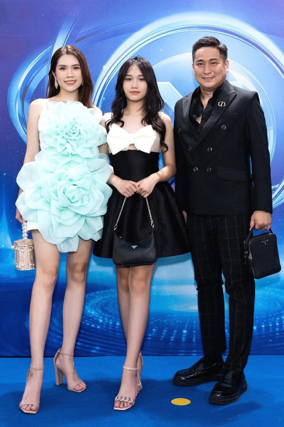 Trong những sự kiện gần đây được mời tham gia, Minh Tiệp thường dẫn theo con gái của mình. Hình ảnh nam diễn viên sánh đôi cùng bà xã và con gái khiến nhiều người phải ngợi khen là "gia đình nhan sắc".