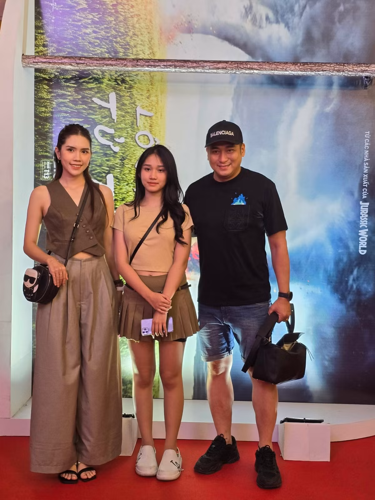 Cô bé ưa diện những bộ trang phục năng động, đơn giản như áo phông kết hợp chân váy tennis.