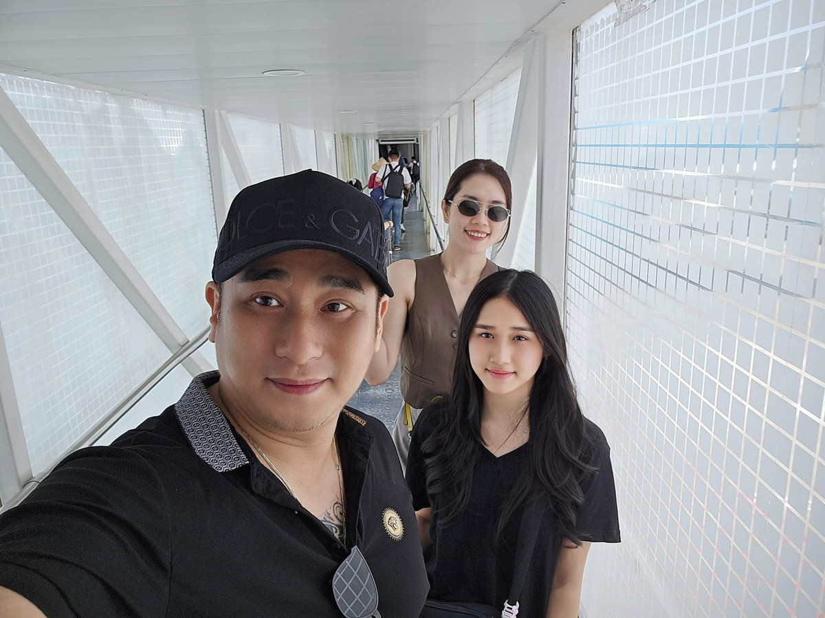 Nhờ tham gia câu lạc bộ mẫu nhí từ sớm, cô bé tự tin trước ống kính. Chính vậy khi được bố dắt đến những sự kiện lớn, Minh Thùy cũng không tỏ ra ngại ngùng hay sợ ống kính.