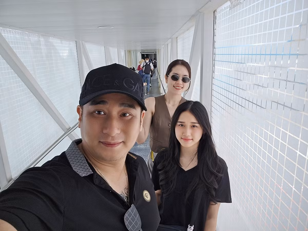 Nhờ tham gia câu lạc bộ mẫu nhí từ sớm, cô bé tự tin trước ống kính. Chính vậy khi được bố dắt đến những sự kiện lớn, Minh Thùy cũng không tỏ ra ngại ngùng hay sợ ống kính.