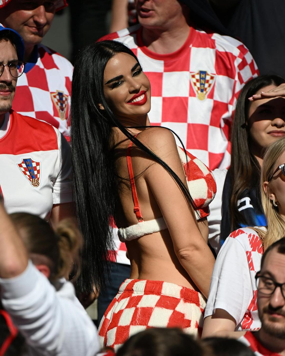 Chỉ diện mỗi bra, cô nàng ngay lập tức lọt vào ống kính của nhiều nhiếp ảnh gia trên khán đài.