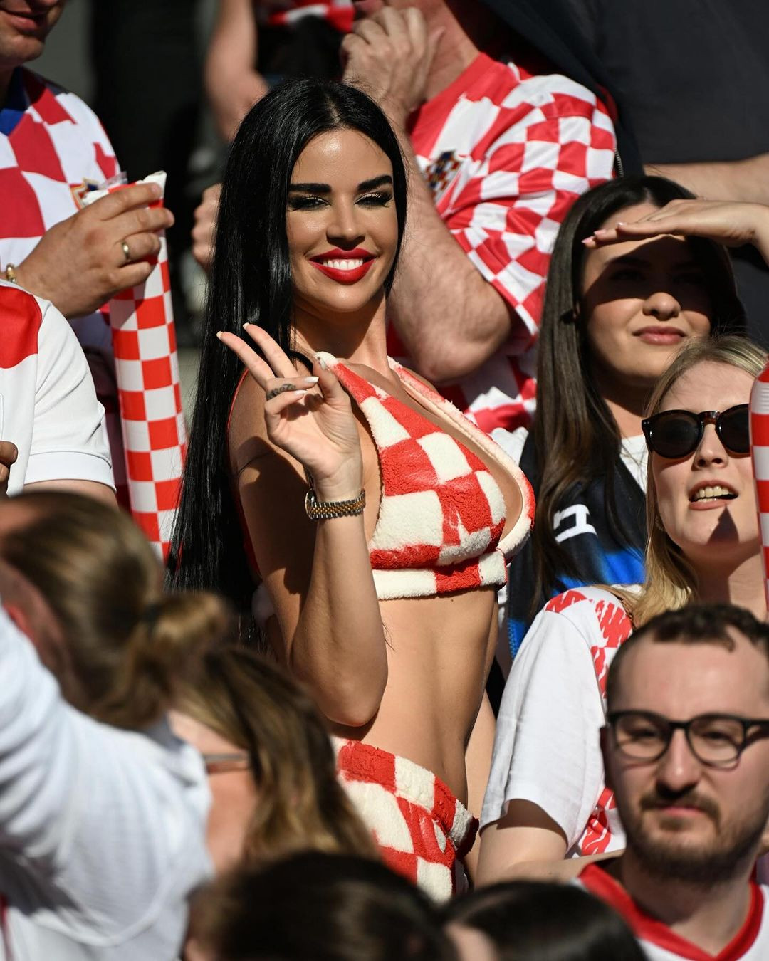 Tuy nhiên sự có mặt của "cổ động viên quyến rũ nhất thế giới" này cũng không giúp ích gì cho tuyển Croatia. Trận ra quân của ĐT Croatia ở EURO 2024, đội bóng áo ca-rô thua đậm Tây Ban Nha 0-3. Rơi vào bảng B “tử thần”, nơi còn có sự hiện diện của Italia và Albania, thất bại đậm trước Tây Ban Nha chắc chắn ảnh hưởng đáng kể đến tham vọng giành vé vào vòng knock-out của Luka Modric và các đồng đội.