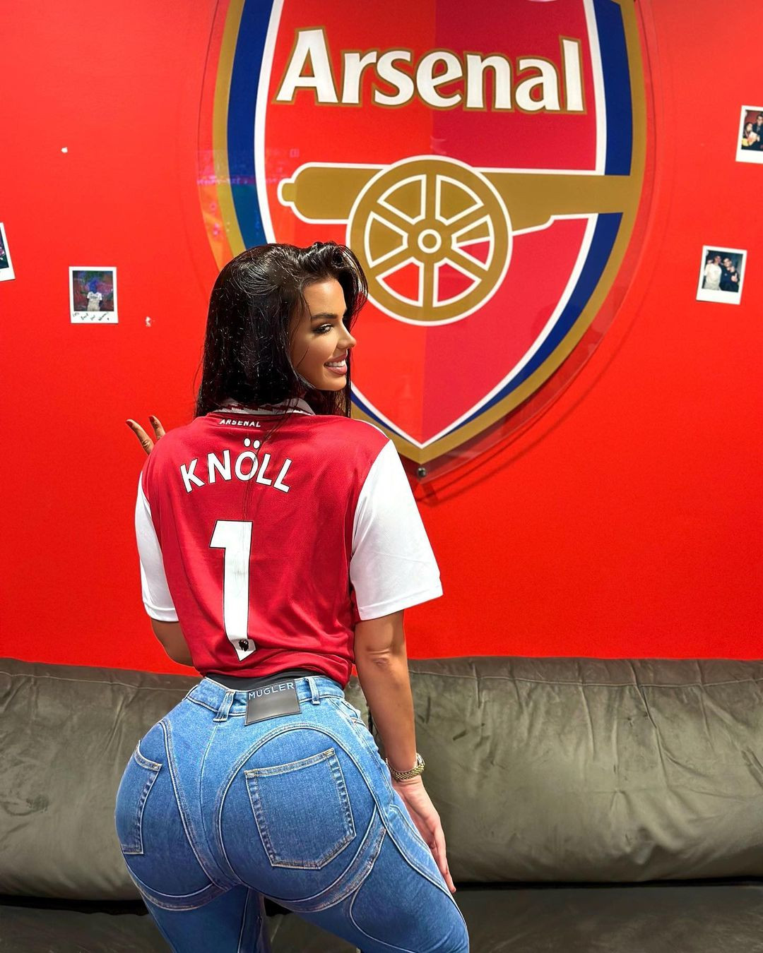 Cô nàng là fan của đội bóng Arsenal.