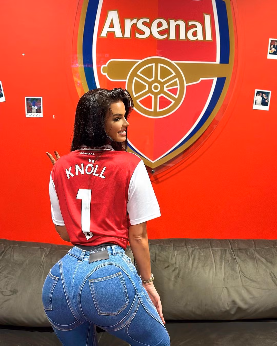 Cô nàng là fan của đội bóng Arsenal.