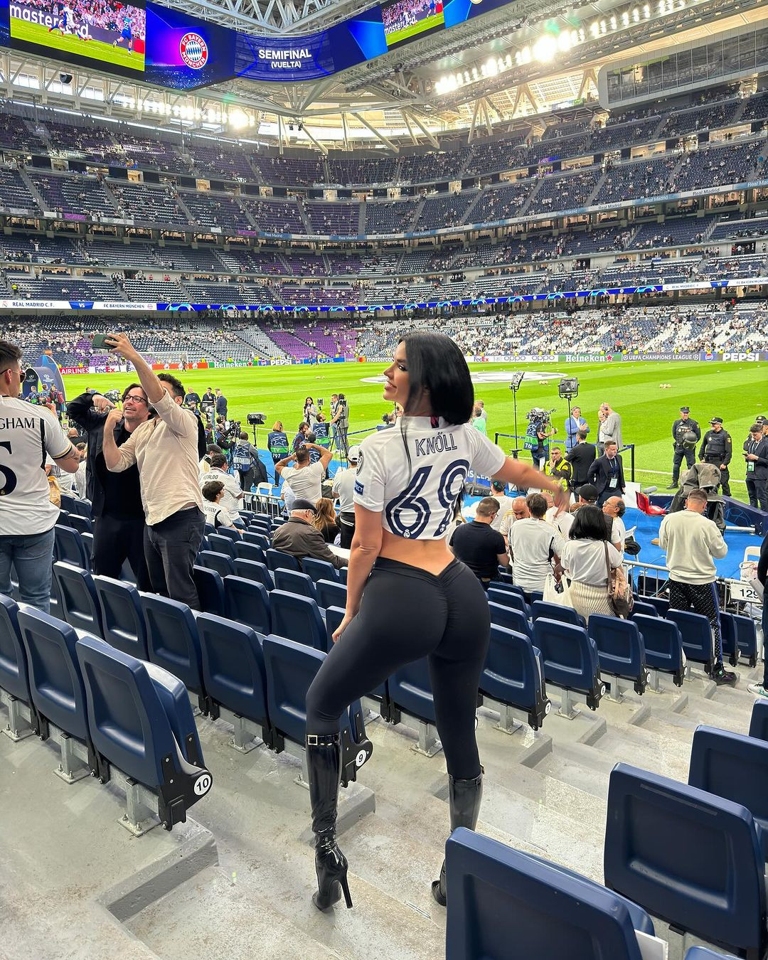 Nhiều lần cô nàng khiến fan đá bóng nóng mắt với trang phục ôm sát cơ thể, thậm chí bị nhiều người cho là phản cảm.