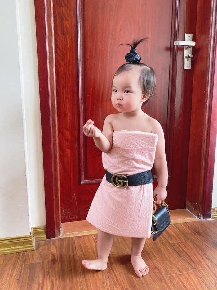 Đáng yêu và xinh xắn, còn có bố là người nổi tiếng, hành trình “lớn nhanh như thổi” của Sunny cũng được nhiều khán giả quan tâm.