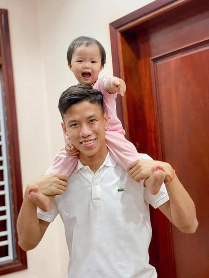 Trên trang cá nhân của mình, Quế Ngọc Hải cũng từng chia sẻ hạnh phúc đối với anh đơn giản là được nhìn thấy con lớn lên mỗi ngày. Anh chàng cũng mong con đừng lớn quá nhanh để cứ mãi bé nhỏ trong vòng tay của ba mẹ. Càng lớn, Sunny càng biết nhiều thứ hơn. Cô công chúa bé nhỏ giờ đây múa, hát, gọi tên các thành viên trong gia đình và các món đồ đạc trong nhà, đặc biệt là nịnh ba Hải.