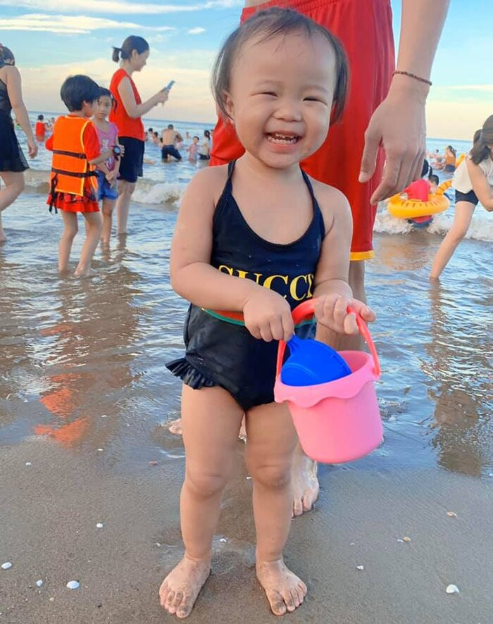 Cả hai cũng thường xuyên đưa cô bé đi chơi, xa để khám phá mọi thứ xung quanh. Những khoảnh khắc tươi cười hớn hở vô cùng tự nhiên của cô bé nhận được rất nhiều lời khen từ người hâm mộ và những đồng đội của bố, thậm chí hot mom Ly Kute còn hài hước bày tỏ ý muốn kết tình thông gia với nam trung vệ.