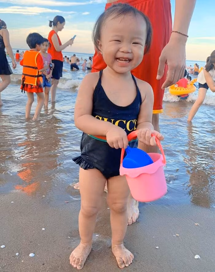 Cả hai cũng thường xuyên đưa cô bé đi chơi, xa để khám phá mọi thứ xung quanh. Những khoảnh khắc tươi cười hớn hở vô cùng tự nhiên của cô bé nhận được rất nhiều lời khen từ người hâm mộ và những đồng đội của bố, thậm chí hot mom Ly Kute còn hài hước bày tỏ ý muốn kết tình thông gia với nam trung vệ.