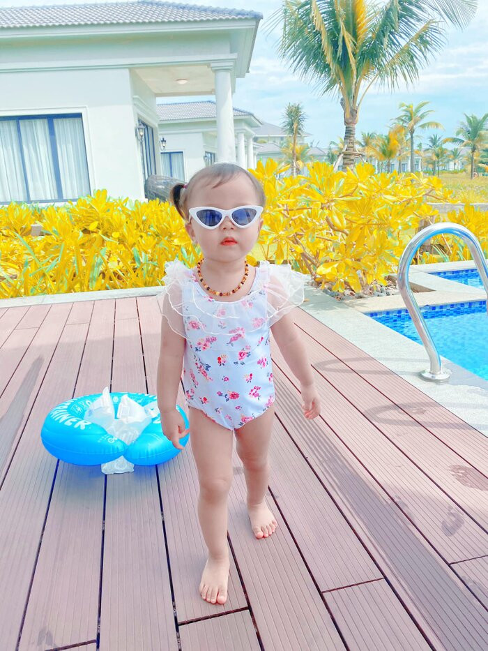 Chính vì vậy mà khi thấy hình ảnh dàn cầu thủ HAL Công Phượng, Xuân Trường, Văn Toàn, Văn Thanh đi mua bỉm, đồ chơi, quần áo cho trẻ sơ sinh, dân tình bất ngờ và tò mò về em bé may mắn được nhận quà của các chân sút đình đám.