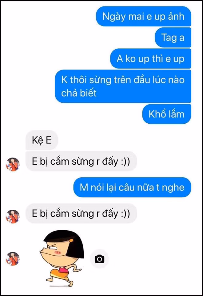 Cụ thể, thủ môn Văn Toản ngang nhiên "thả tim" cho Lê Thu Uyên, bạn gái hiện tại của anh và đăng tải trạng thái bày tỏ sự cô đơn, muốn có bạn gái khi vẫn đang yêu Nguyệt Hà. Khi bị hỏi, anh chàng hồn nhiên đáp "Em bị cắm sừng rồi" kèm icon thiếu sự tôn trọng.