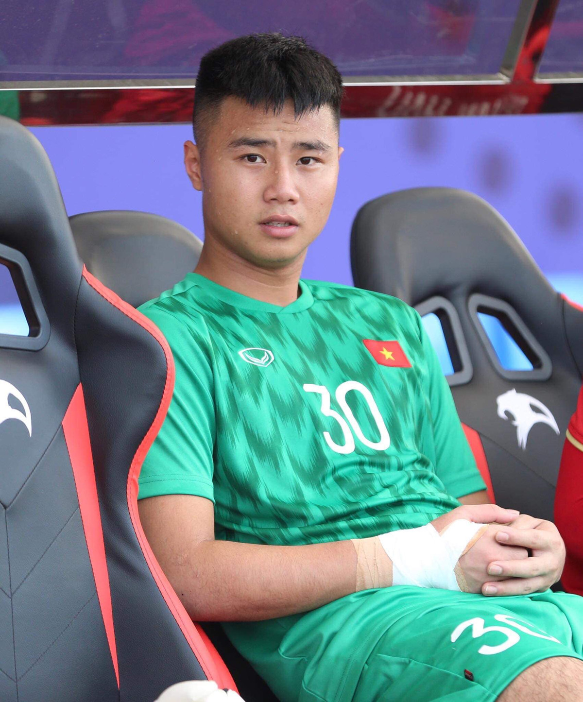 Sau khi bị "bóc phốt", thủ thành U23 Việt Nam không hề có bất kỳ động thái giải thích nào, anh vẫn đăng ảnh, trò chuyện bình thường với tất cả bạn bè. Ngược lại, bạn gái cũ và bạn gái hiện tại của Văn Toản thì lồng lộn lời qua tiếng lại trên mạng xã hội.