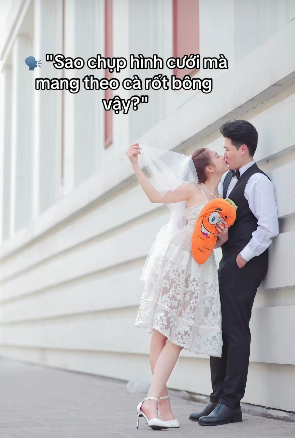 Khi cả 2 thực hiện bộ hình cưới đã quyết định mang theo chú cà rốt bông định mệnh năm nào.
