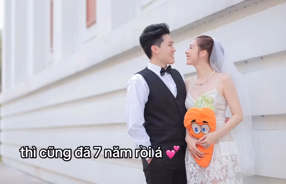 Chú cà rốt bông như nhân chứng chứng kiến cặp đôi từ lúc khó khăn đến khi "khổ tận cam lai".