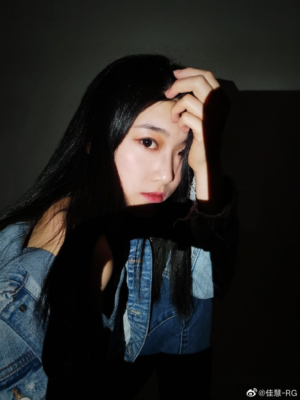 Năm 2011, cô đại diện cho Trung Quốc tham dự Cúp quốc tế Aeon Cup tại Nhật Bản. Tháng 3 năm 2012, đã giành được huy chương đồng với các đồng đội tại giải Pacific Rim Championships tổ chức tại Seattle, Mỹ.