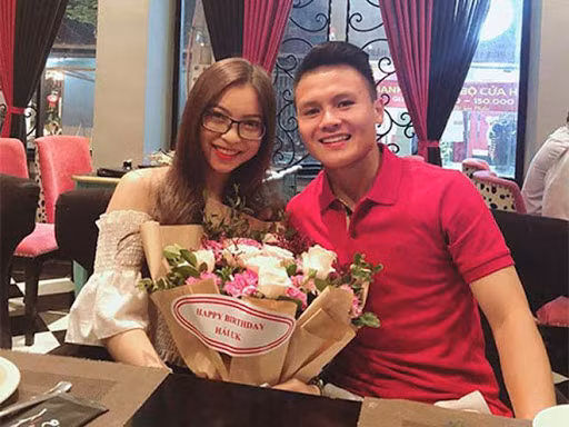 Sau VCK U23 Châu Á 2018 tại Thường Châu, Quang Hải không chỉ được quan tâm vì sự nghiệp sân cỏ nổi bật mà còn có mối tình đẹp với Nhật Lê. Tháng 9/2019, cặp đôi chính thức "đường ai nấy đi" khiến nhiều người tiếc nuối.