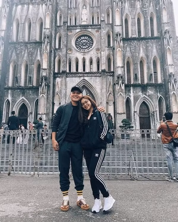 Thế nhưng vào tháng 10/2019, cặp đôi dính tin đồn "đường ai nấy đi" khi Quang Hải bất ngờ xoá hết hình ảnh của bạn gái trên trang cá nhân đồng thời tuyên bố muốn tập trung vào sự nghiệp sân cỏ. Không lâu sau, bạn gái Quang Hải là Nhật Lê cũng đổi trạng thái sang "độc thân" trên trang cá nhân.