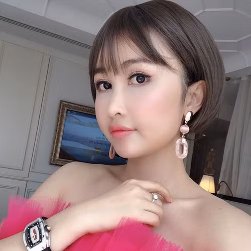 Nhiều dân mạng cho rằng cô nàng đang ngầm ám chỉ không quan tâm tới vụ lùm xùm "trộm" ảnh.
